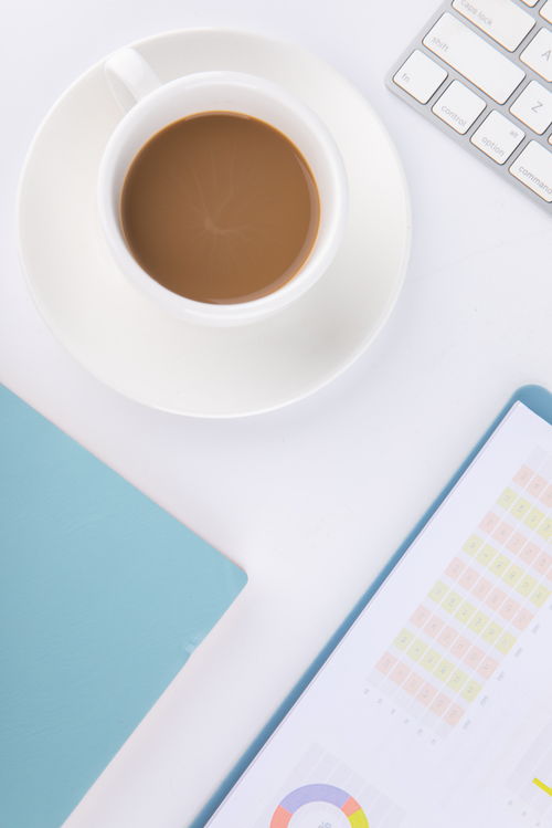 提神咖啡與辦公用品 商務(wù)攝影中的靜謐與活力